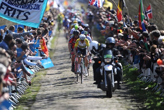 ARENBERG V ROCE 2015. Cyklisté na nejobávanjí pasái Paí-Roubaix. Na vítze závodu v nedli eká v cíli 30 tisíc eur a dlaební kostka. 