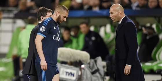 NEJDE TO, TRENÉRE. Zinedine Zidane, kou Realu Madrid, musí stídat Karima...
