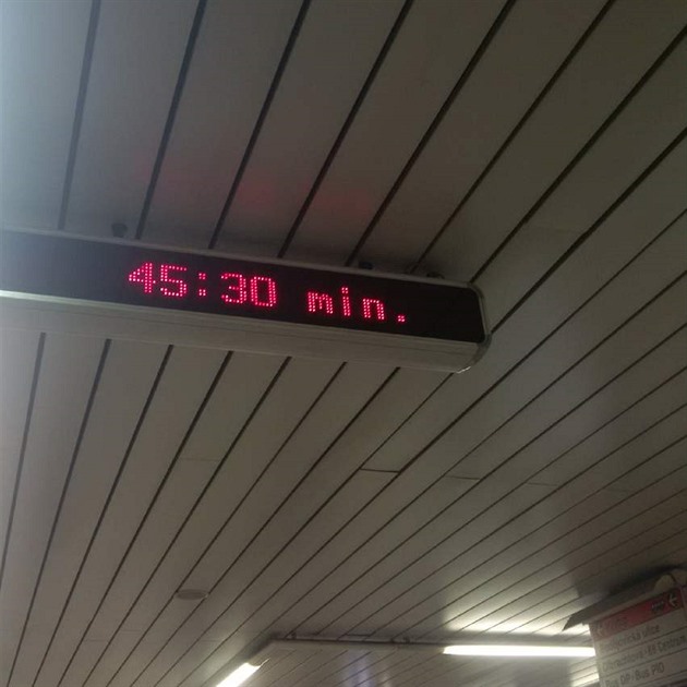 asomíra ve stanici metra Budjovická zmátla cestující. Ukazovala interval pes...