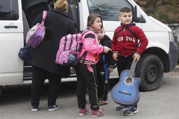 Iráčtí uprchlíci v pátek dopoledne nasedli do přistavených automobilů a... Iráčtí uprchlíci v pátek dopoledne nasedli do přistavených automobilů a...