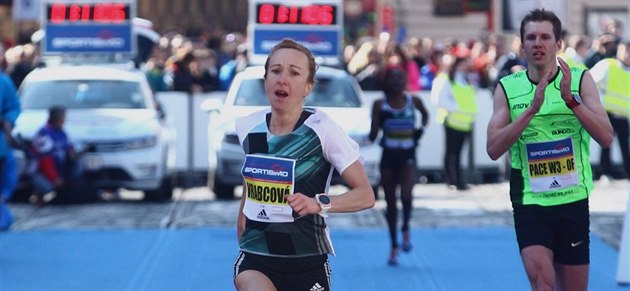 Eva Vrabcová-Nývltová dobíhá do cíle Pražského půlmaratonu v čase jen o čtyři... Eva Vrabcová-Nývltová dobíhá do cíle Pražského půlmaratonu v čase jen o čtyři...