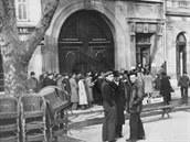 Uprchlci ekajc na vza ped americk konzultem v Marseille. Podzim 1940.