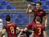 Stephan El Shaarawy (ve vskoku) z AS m slav gl v derby proti Laziu.