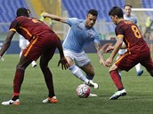 Felipe Anderson z Lazia se sna proklikovat pes Antonia Ruedigera a Diega...