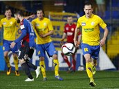 Zlínský Robert Matějov stíhá míč v utkání s Plzní. Zlínský Robert Matějov stíhá míč v utkání s Plzní.