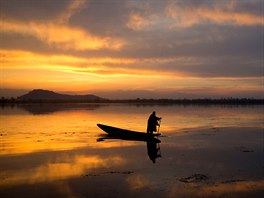 PÍRODA: Kamírský rybá vesluje pi západu slunce na jezee Dal v indickém...