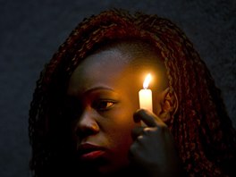 PIETA. Studentka drí svíku pi pietní akci za obti masakru na univerzit v...
