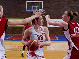 Krlovhradeck basketbalistka Josipa Buraov (v blm dresu) mezi nymburskmi...