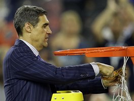 PELIVÁ PRÁCE. Jay Wright, trenér basketbalist Villanovy, stíhá po finálovém...