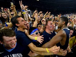 STUDENTSKÁ RADOST. Kris Jenkins slaví vítzství v turnaji NCAA se studenty...