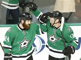 Jordie Benn (vlevo) a Radek Faksa se raduj z glu Dallasu.