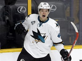 Tom Hertl ze San Jose se raduje z glu do st Nashvillu.