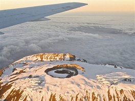 Kilimandáro leí tém na rovníku v Tanzanii pi hranici s Keou. Sestává ze...