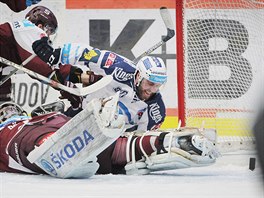 PLAY-OFF BOL. Sparan Marek Hrbas sloil na led plzeskho Nicolase Johnsona.