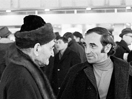 Charles Aznavour pi odletu z Prahy 25. íjna 1969