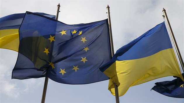 Vlajky Ukrajiny a Evropsk unie ped prezidentskm sdlem v Kyjev (7. dubna 2016)