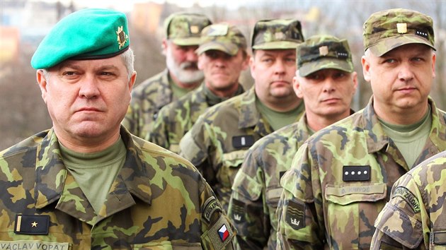 Devtadvacet zlok z jednotky aktivn zlohy v Karlovarskm kraji odjelo na cvien Hradba 2016.