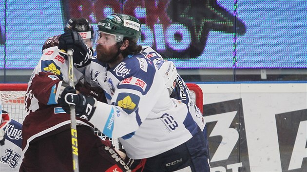 KLOV HR. Plzesk hokejista Ryan Hollweg (se zelenou helmou) se stal v play-off velkm pnosem pro Plze.