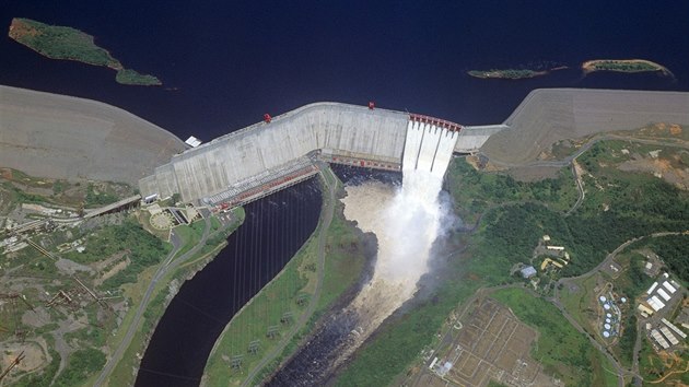 Pehrada Guri s vodn elektrrnou ve Venezuele na snmku z roku 2011