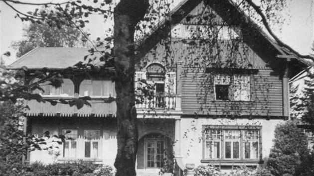 Vilu postavil v roce 1904 Josef Brosche, majitel tovrny na svetry a pleten zbo. Dm p. 167 stl uprosted velkho pozemku, s ovocnm sadem a exotickmi stromy.