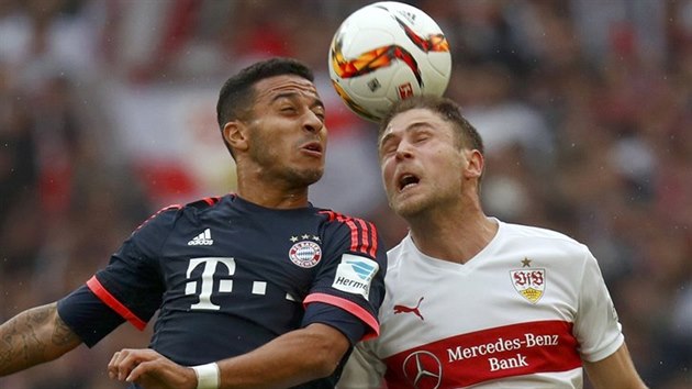 Thiago Alcantara z Bayernu Mnichov (vlevo) v hlavikovm souboji s Artemem Kravetsem ze Stuttagartu.