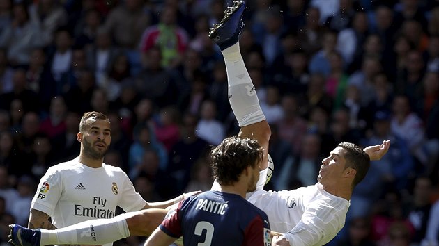 Cristiano Ronaldo z Realu Madrid se pokou o zakonen nkami v zpase proti Eibaru.