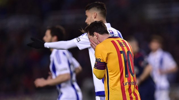 Lionel Messi s hlavou v dlanch bhem utkn se San Sebastianem.