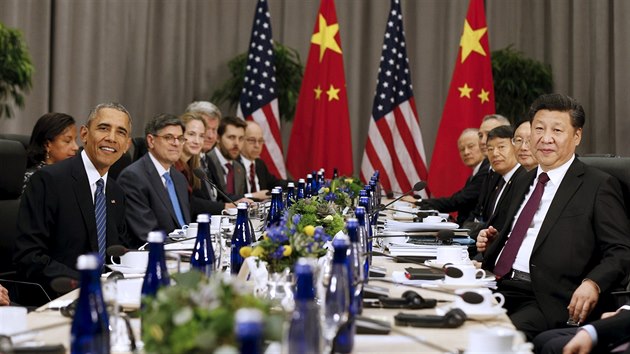 Americk prezident Barack Obama se svm nskm protjkem na jadernm summitu ve Washingtonu (1. dubna 2016)
