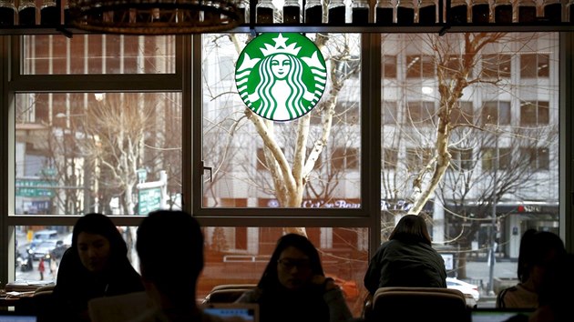 Společnost Starbucks oznámila, že od října budou muset její američtí zaměstnanci pracovat v kancelářích čtyři dny v týdnu, jinak jim vyplatí jednorázové odstupné a propustí je. Novou směrnicí se řetězec snaží omezit práci z domova, která se rozšířila během pandemie covidu. Pro některé manažery to ovšem znamená, že se budou muset přestěhovat do Seattlu anebo Toronta. Společnost Starbucks oznámila, že od října budou muset její američtí zaměstnanci pracovat v kancelářích čtyři dny v týdnu, jinak jim vyplatí jednorázové odstupné a propustí je. Novou směrnicí se řetězec snaží omezit práci z domova, která se rozšířila během pandemie covidu. Pro některé manažery to ovšem znamená, že se budou muset přestěhovat do Seattlu anebo Toronta.