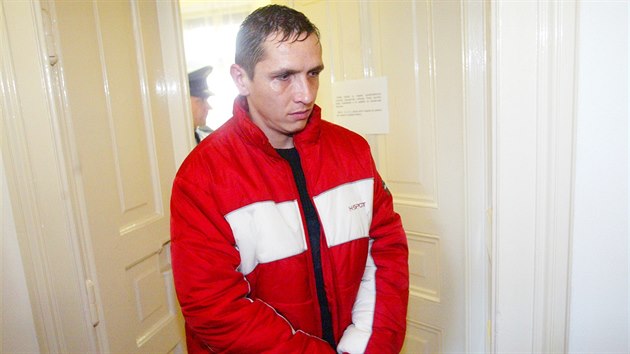 Takzvan spartakidn vrah Ji Straka pi jednn Okresnho soudu v Opav (21.prosince 2004)