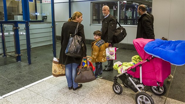Osm len kesansk rodiny z Irku odletlo z praskho letit (7. dubna 2016).