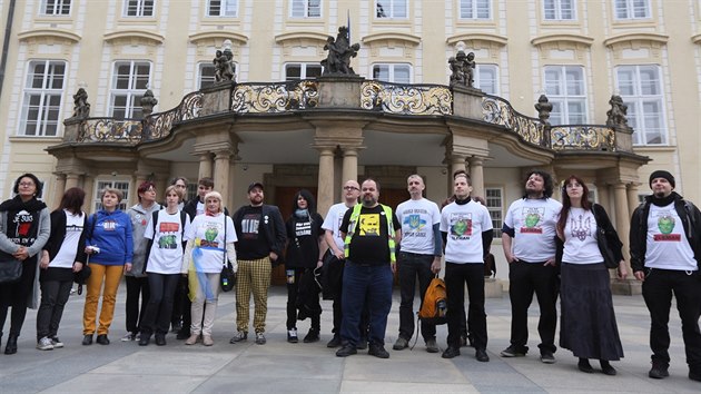 Hrstka aktivist ze skupiny Kaputin se ve tvrtek odpoledne sela na Praskm hrad k protestu proti prezidentu Miloi Zemanovi (7. dubna 2016).