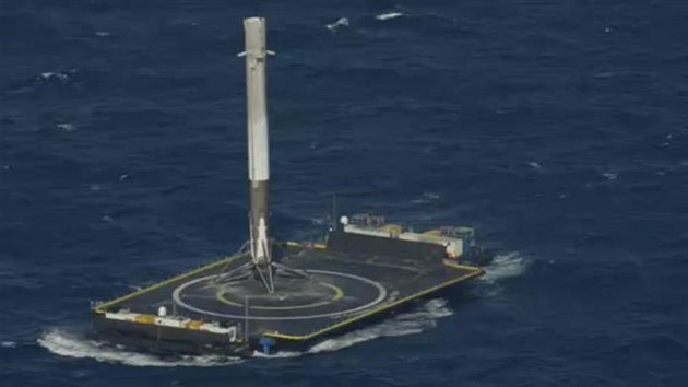 První stupe nosné rakety Falcon 9 po návratu na plovoucí námoní ploinu