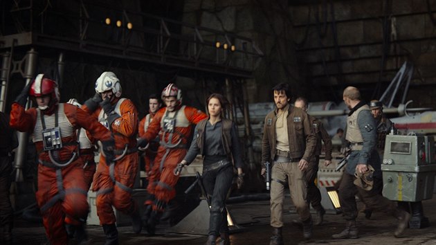 Felicity Jonesov a Diego Luna ve filmu Rogue One: Star Wars Story