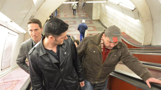 Denk Metro se vera vydal do podzem metra, aby vyzkouel doporuen dopravnho podniku, jak nepokozovat eskaltory stnm pouze na jejich prav stran.