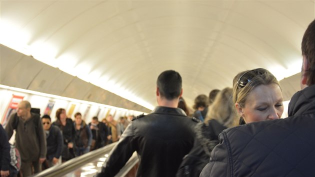 Praan zd se vd, e se m na eskaltorech v metru stt vpravo a pes to vlak nejede.