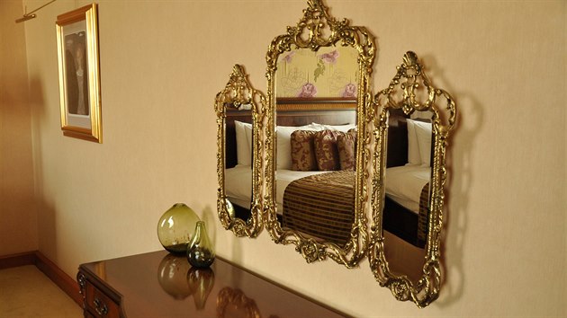 Zrcadlo v prezidentskm apartm v hotelu Hilton Prague.
