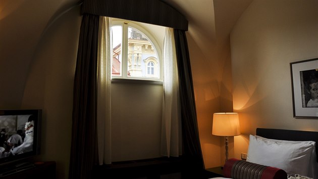 Okna prezidentskho apartm v Mandarin Oriental Prague jsou vysoko.
