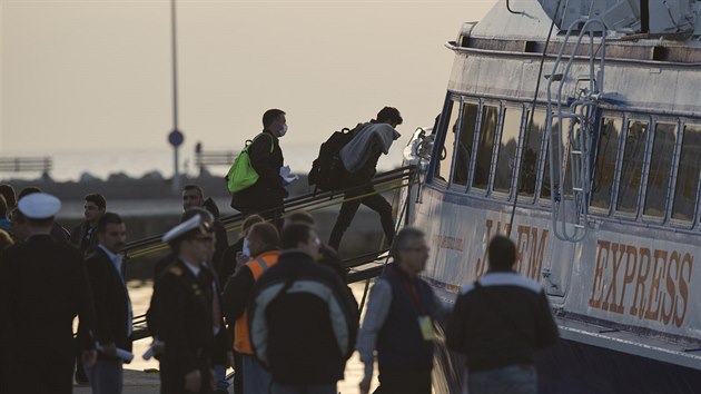 Uprchlci nastupuj na eckm ostrov Lesbos na lo, kter je deportuje zpt do Turecka (4.4.2016)