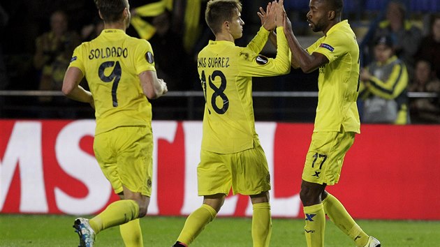 Cedric Bakambu z Villarrealu oslavuje gl proti Spart se spoluhri Denisem Suarezem a  Robertem Soldadem,