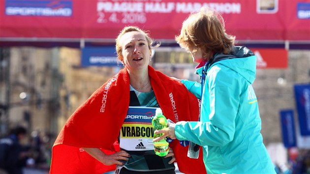 Vyerpan Eva Vrabcov-Nvltov v cli Praskho plmaratonu.