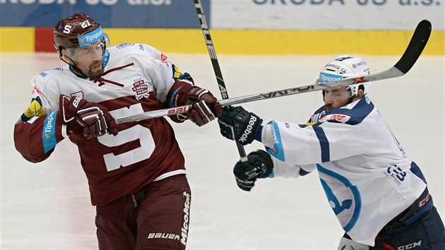 Jan Hlav ze Sparty (vlevo) v souboji s Lukem Pulpnem z Plzn bhem tetho semifinlovho zpasu play off hokejov extraligy.
