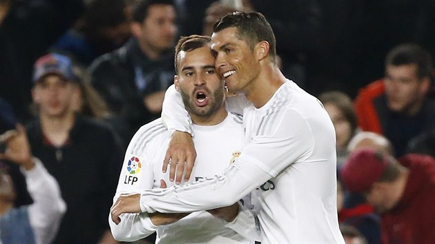Cristiano Ronaldo se raduje s Jesem z glu do st Barcelony.