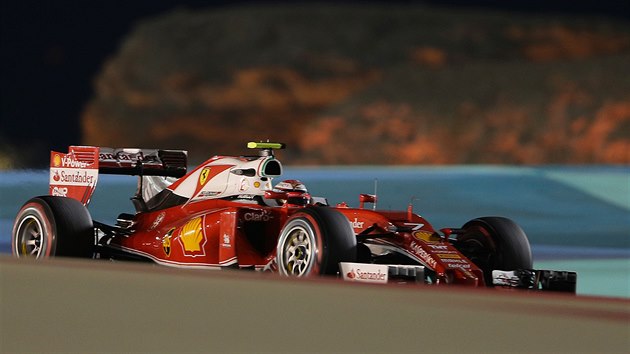Kimi Rikknen na Ferrari bhem Velk ceny Bahrajnu.