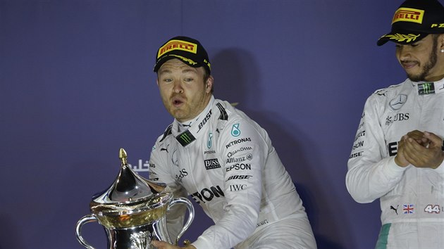 Nico Rosberg pebr nejvt pohr za vtzstv ve Velk cen Bahrajnu. Tmov kolega Brit Hamilton jen smutn tlesk.