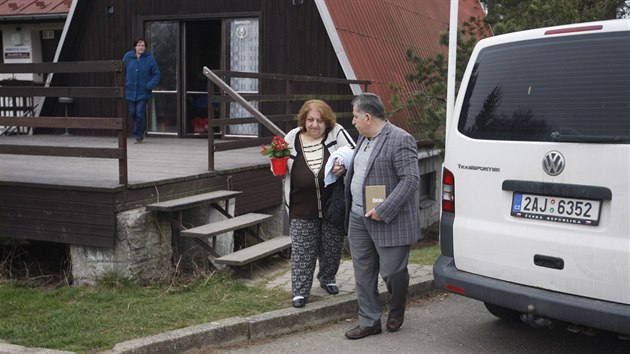 Irt uprchlci v ptek dopoledne nasedli do pistavench automobil a opustili rekrean zazen Okrouhlk u Jihlavy.