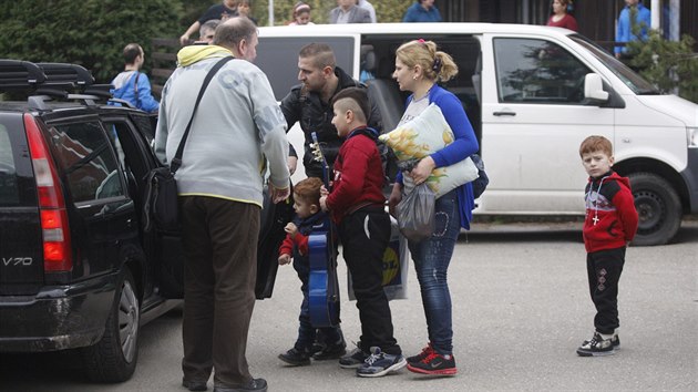 Irátí uprchlíci v pátek dopoledne nasedli do pistavených automobil a...