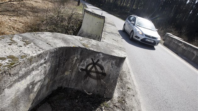 Na historickm most mezi Brzkovem a Polnou se pes noc objevily mranice a npisy. Kdo se na pamtce mohl takto vydit, vyetuje policie.