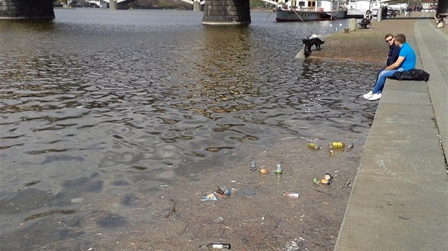 Vltavu u oblben prask nplavky zneistily nnosy plovoucho odpadu (6.4.2016).