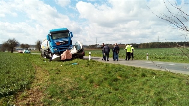 Na Rakovnicku u obce Liany vjel idi osobnho auta do protismru, kde se stetl s cisternou. Nehodu nepeil (7.4.2016).